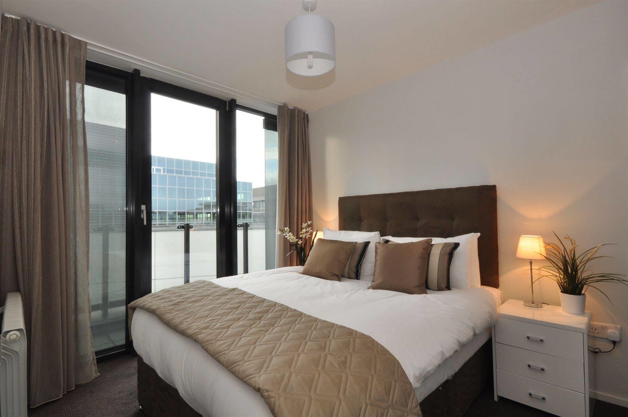 Your Base Dublin - Grand Canal Square Dış mekan fotoğraf